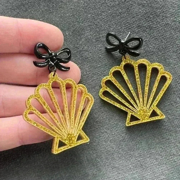 Mermaid Shell Earrings - Laser Cut Acrylic lightweight gold - Picture 1 of 5